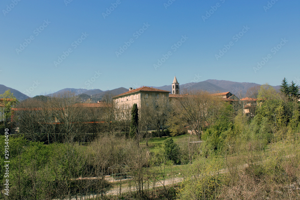 Borgo medievale e campanile tra gli alberi