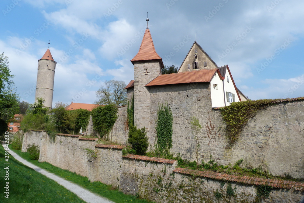 Hohe Stadtmauer mit Zwinger und Türmen in Dinkelsbühl