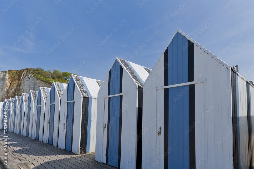 Naklejka premium Cabines de plage à la mer