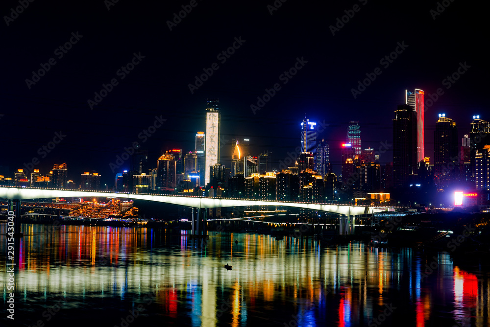 Fototapeta premium Nocna sceneria wieżowców mostu Chongqing River-Crossing Bridge w Azji
