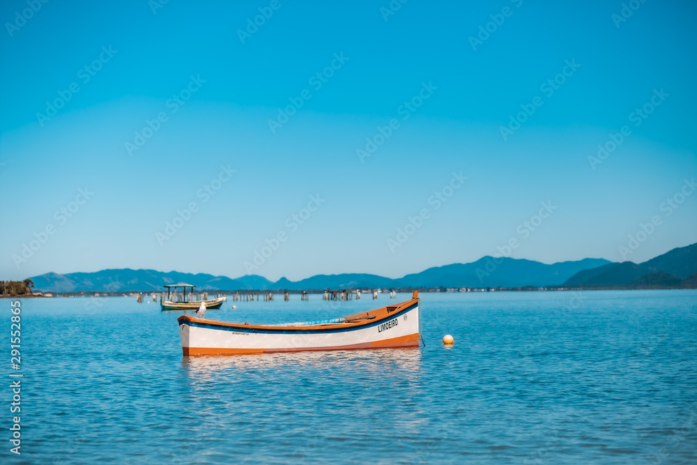 barco ao mar