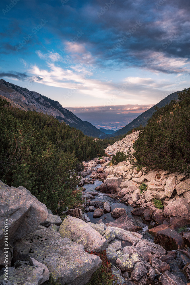 Obraz premium Amazing sunset landscape of Banderitsa river valley, Pirin Mountain, Bulgaria