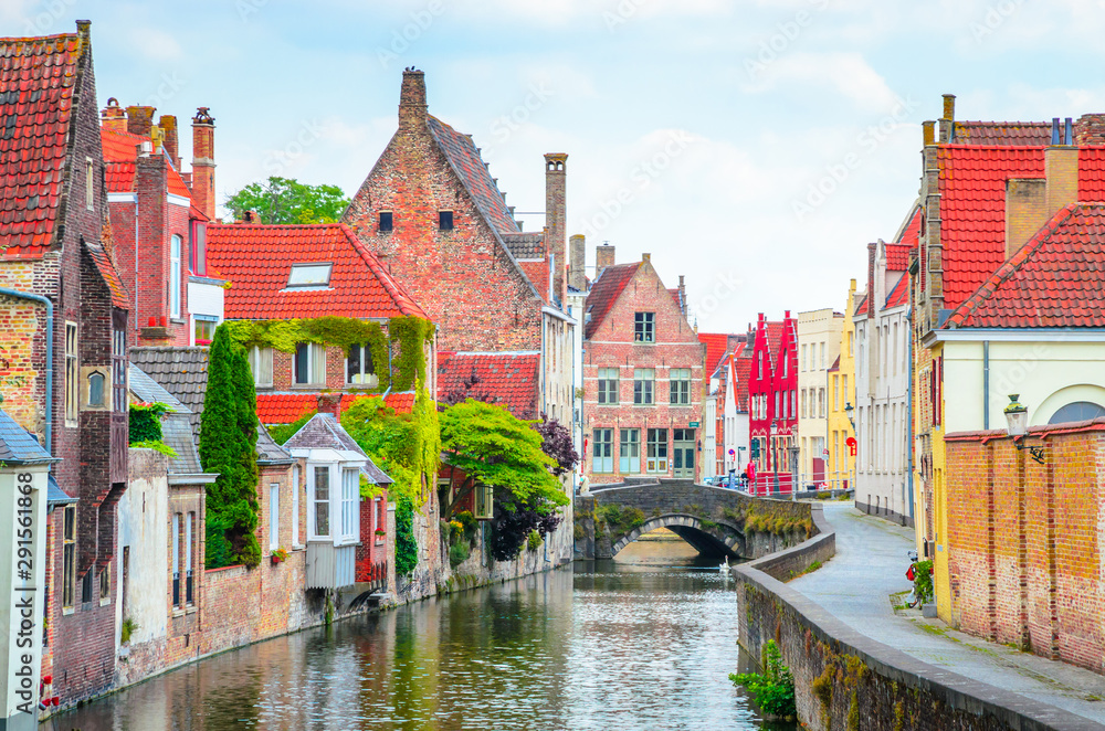Naklejka premium Piękny kanał i tradycyjne domy na starym mieście w Brugii (Brugge), Belgia