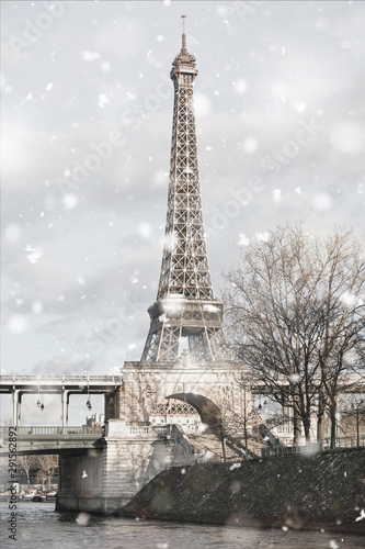Fototapeta Naklejka Na Ścianę i Meble -  Eiffel Tower in Paris, France in snowstorm