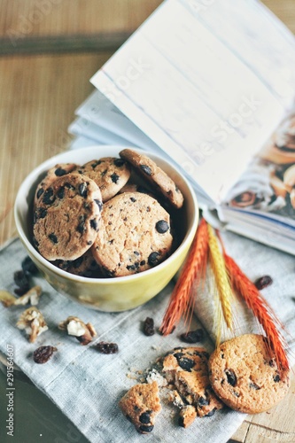 Obraz na płótnie Tasty cookies or biscuits at kitchen table, home comfort w salonie