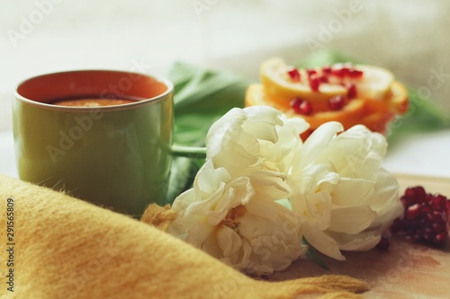 Obraz na płótnie Tender white flower and cup of tea with pomegranate w salonie