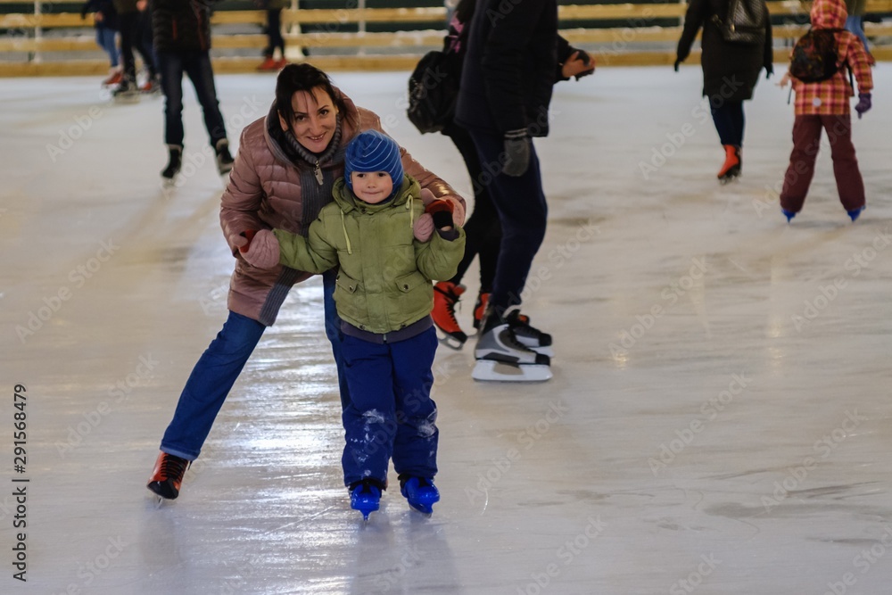 Obraz premium dziecko lodowisko rodzina matka, kobieta.