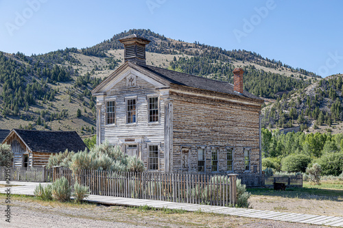 Canvas Print old house in the mountains