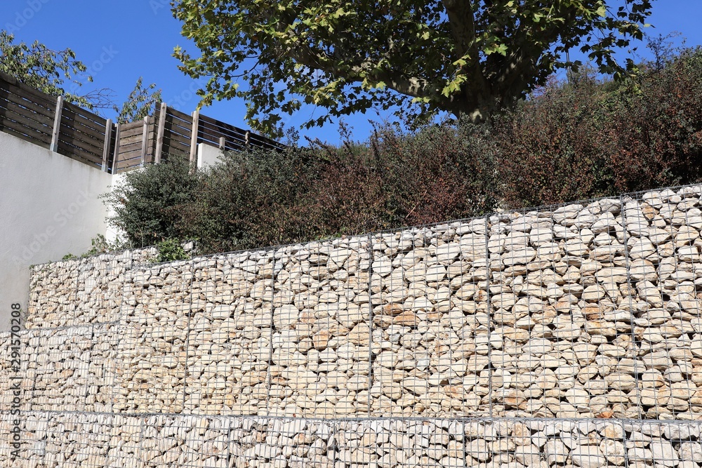 Mur en gabions dans le village de Communay - Département du Rhône - France