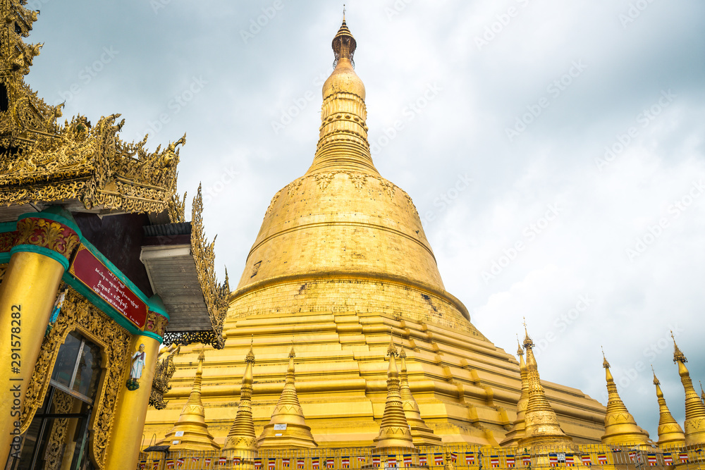 Fototapeta premium golden pagoda of shwedagon at yangon, myanmar