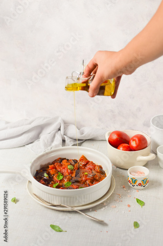 bakłażan duszony z pomidorami