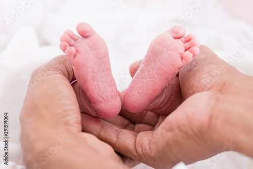 feet of newborn baby © apsprudente