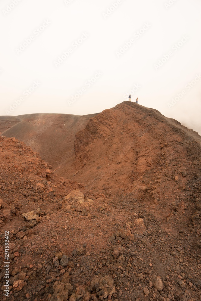 Deux randonneurs sur l'Etna, un volcan dans la brume Deux randonneurs sur l'Etna, un volcan dans la brume