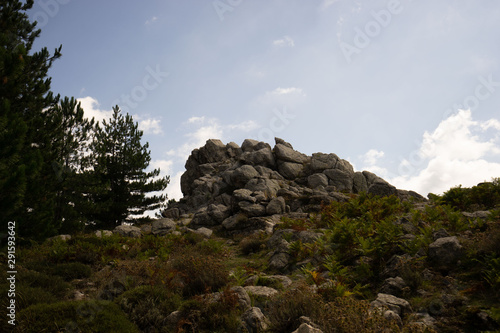 Rocher dans la montagne Corse sous un ciel bleu © Sebastien