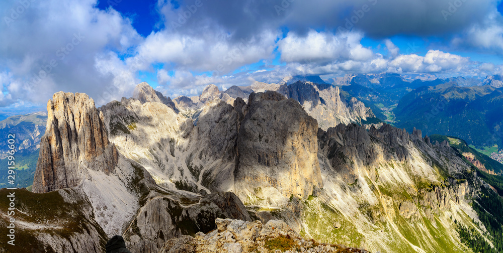 Dolomity. Masyw górski Catinaccio. Widok z Passo di Vajolon