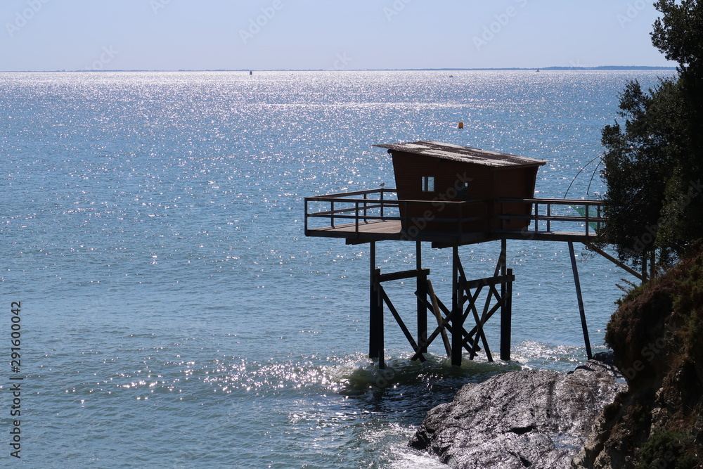 Pêcherie traditionnelle sur pilotis, pour la pêche au carrelet, à Pornic en Loire-Atlantique (France)