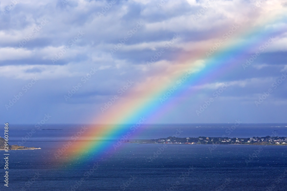 Intensiver Regenbogen über der Insel Giske im Atlantik vor Ålesund in Norwegen, Europäisches Nordmeer