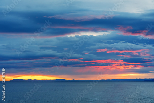 Sonnenaufgang über dem Atlantik vor Norwegen, Europäisches Nordmeer © Thorsten Schier