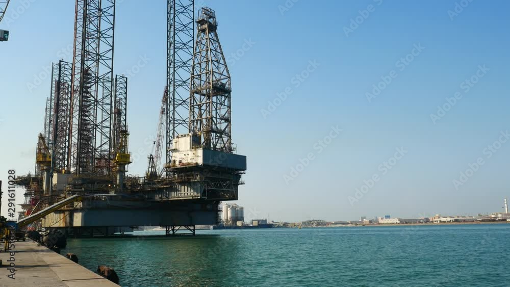 Jack up rigs in the shipyard for repair Jack up rigs in the shipyard for repair