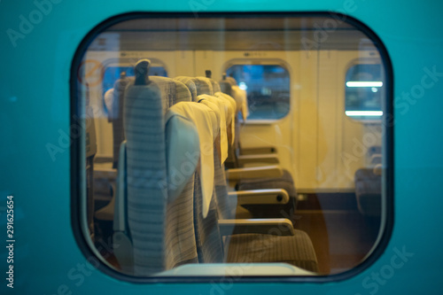 新幹線の窓から見た座席