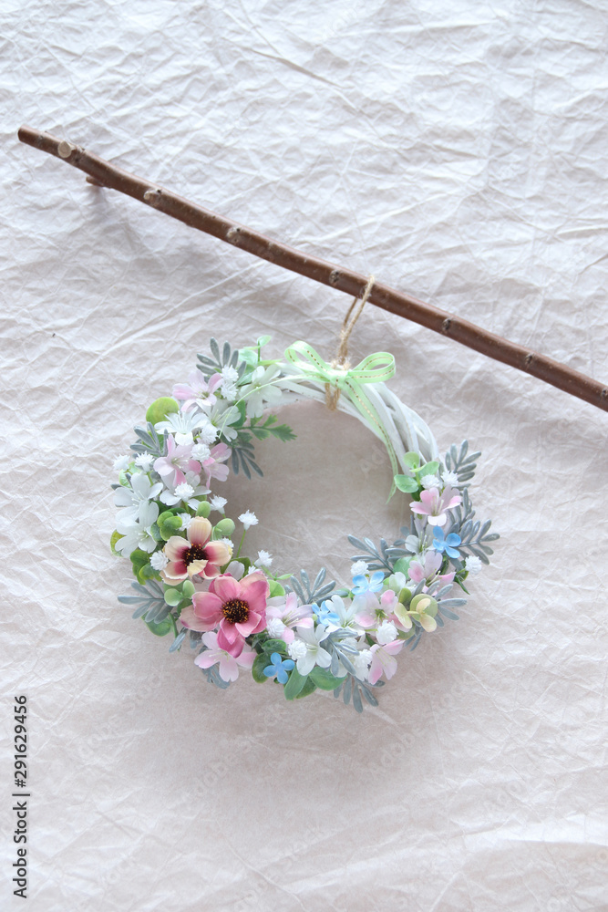 小さな花の可愛いリース 小枝と白背景 Stock 写真 Adobe Stock