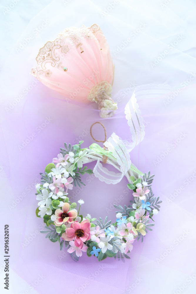 ウェディングドレスと可愛いリース Stock Photo Adobe Stock