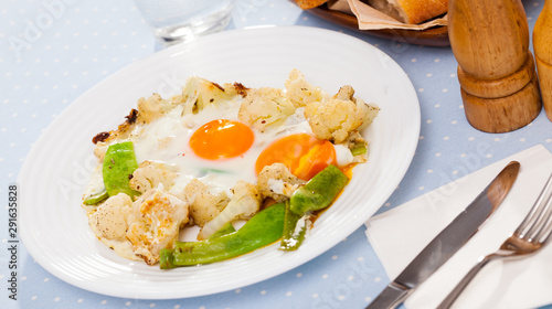 Fried eggs with boiled cauliflower