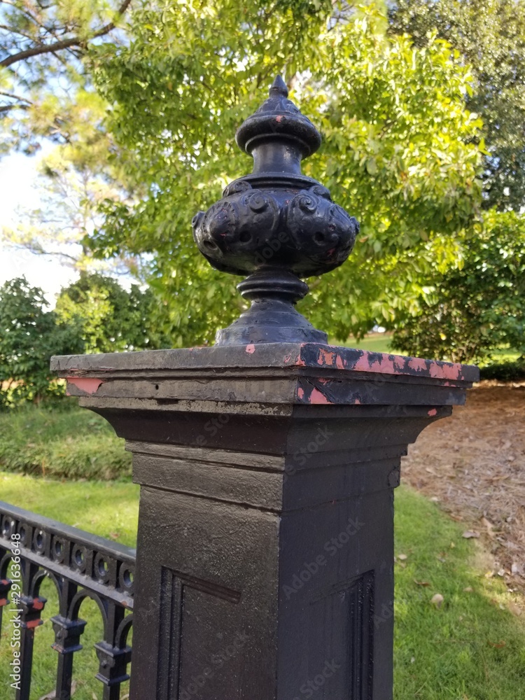 Obraz premium Fence Post Column with tree