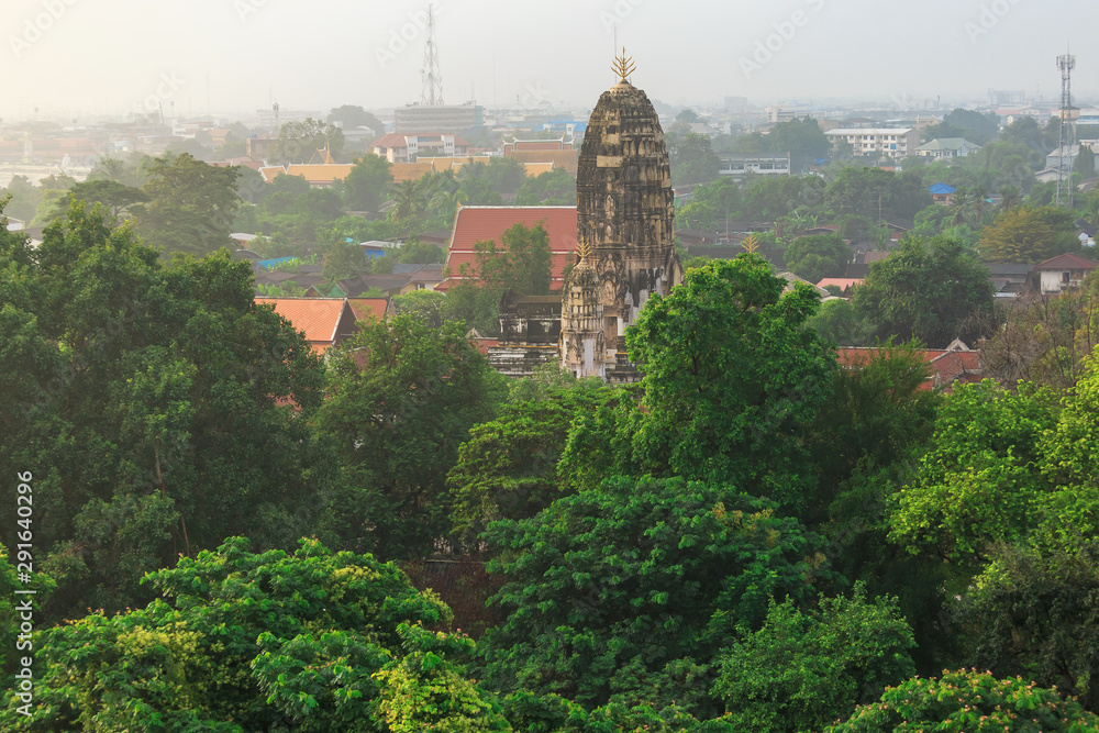 Obraz premium Top view of Phra Mahathat temple The Buddhist Temple and Ratchaburi cityscape at Ratchaburi province Thailand