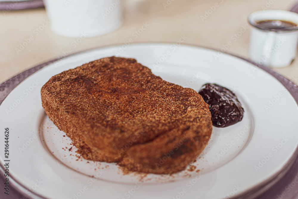 Pan francés casero realizado con pan de caja y servido con mermelada para el desayuno