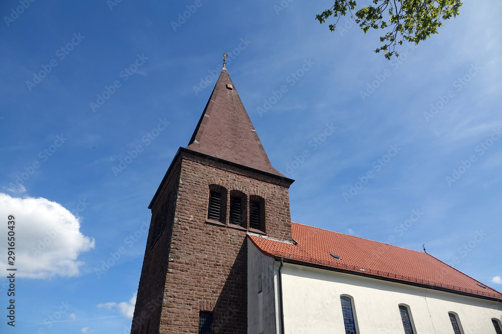 Fototapeta premium Kirche in Erlenbrunn im Pfälzerwald