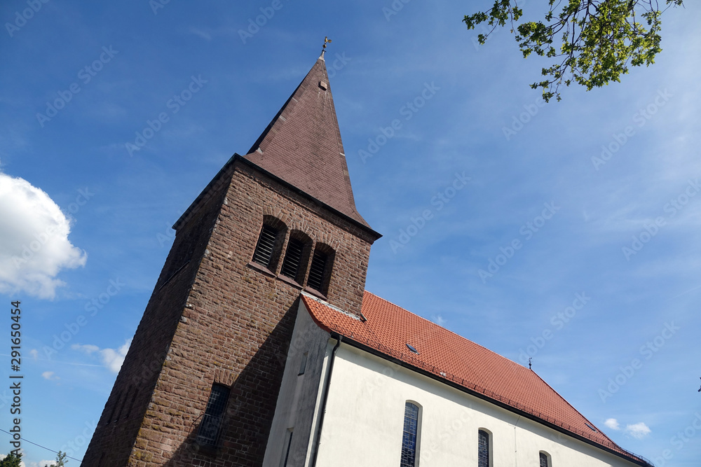 Kirche in Erlenbrunn im Pfälzerwald Kirche in Erlenbrunn im Pfälzerwald