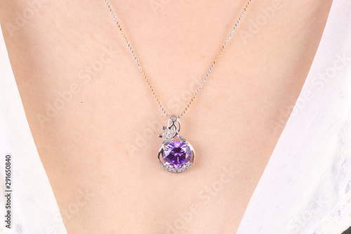 White gold pendant with rose violet amethyst.
