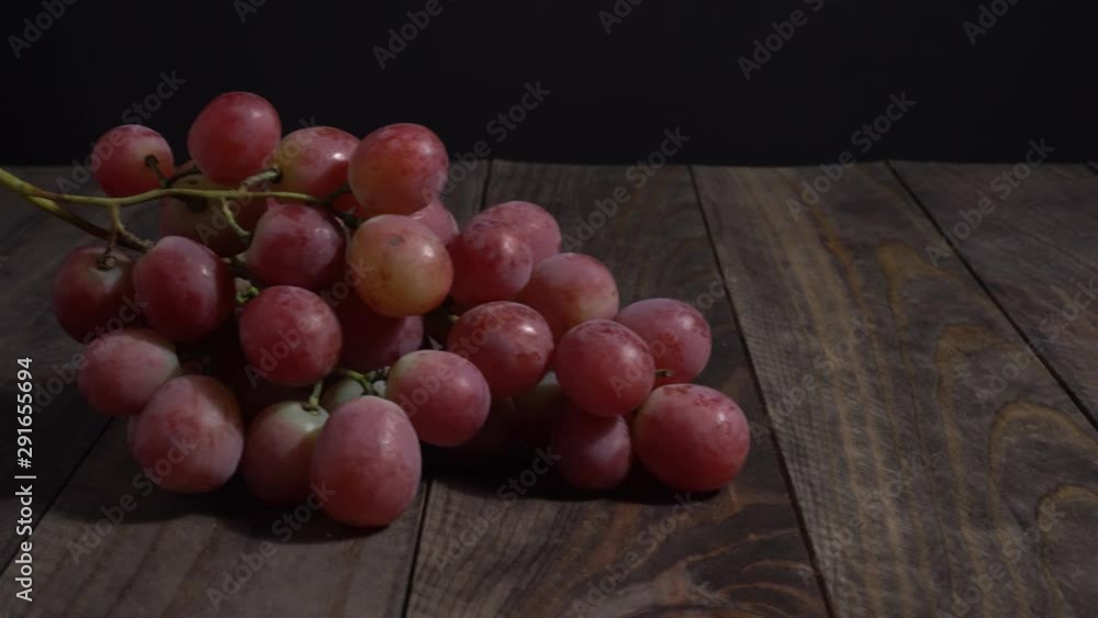 Racimo de uvas rojas en la mesa