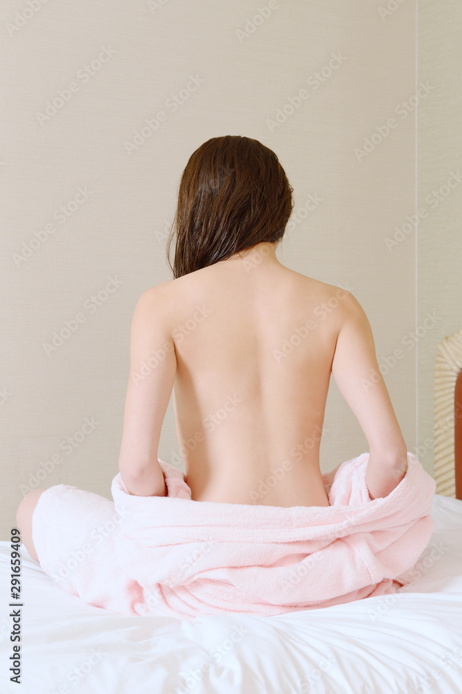 バスローブを脱ぐ女性 バスローブを脱ぐ女性