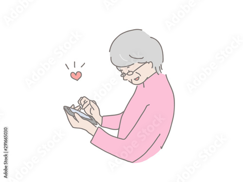 スマートフォンを操作する年配女性　いいね