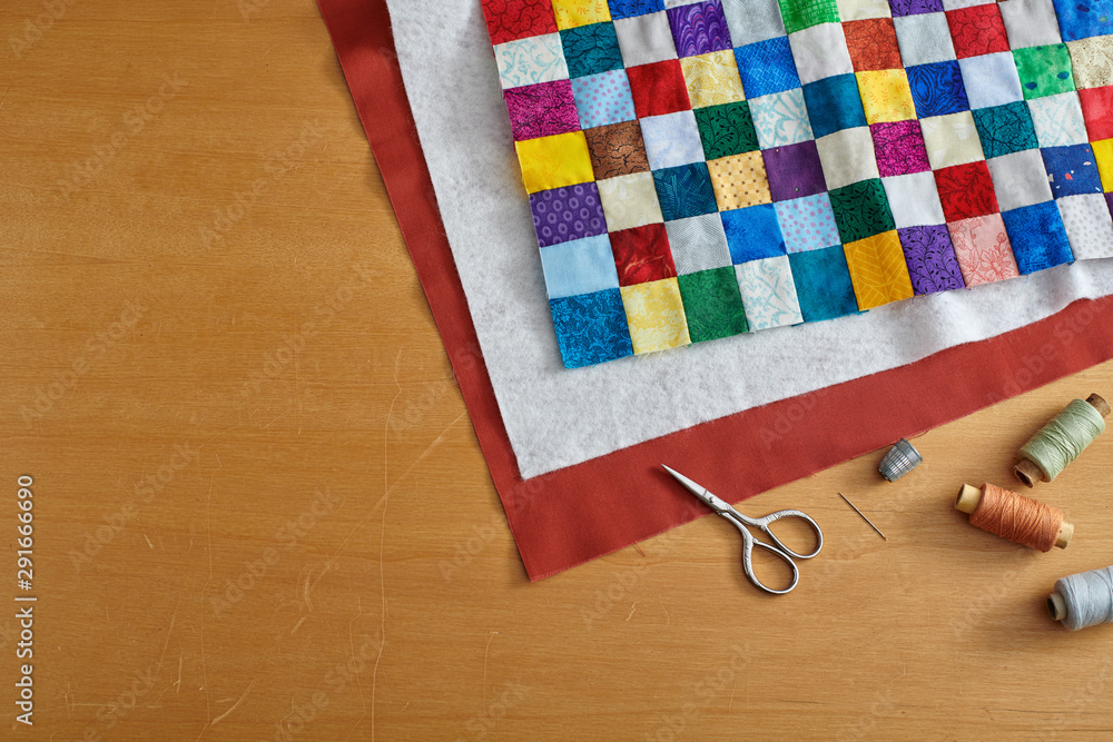 Fotografie Process of quilt sandwich assembling, sewing accessories