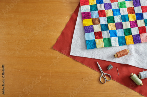 Foto Process of quilt sandwich assembling, sewing accessories