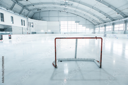 empty ice hockey net