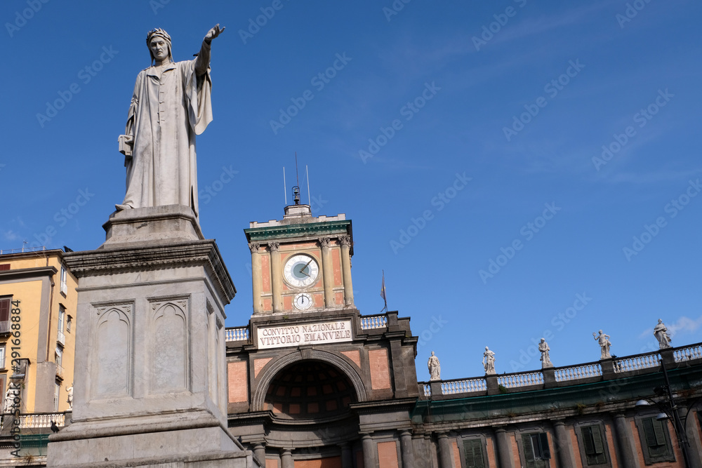 Statue de Dante et le Convitto nazionale Vittorio Emanuele II  à Naples