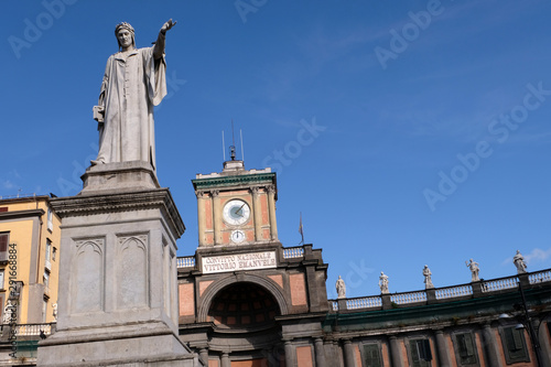 Statue de Dante et le Convitto nazionale Vittorio Emanuele II à Naples