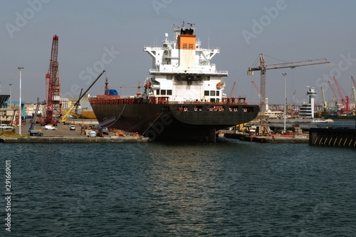 Cargo dans le port de Naples