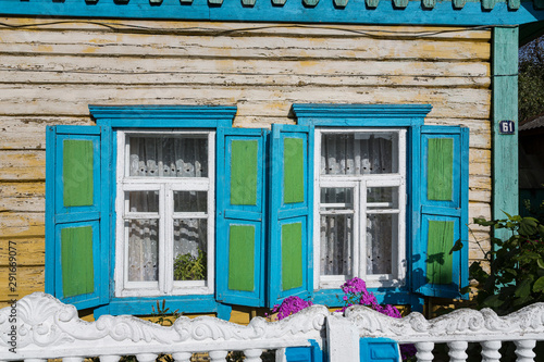Fenster eines typischen Wohnhauses im Osten von Wei  russland  Belarus 