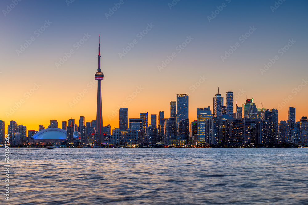 Obraz premium Skyline of Toronto at sunset with CN Tower over Ontario Lake, Canada