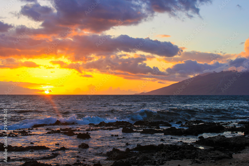 Obraz premium Spectacular sunset in Maui, Hawaii