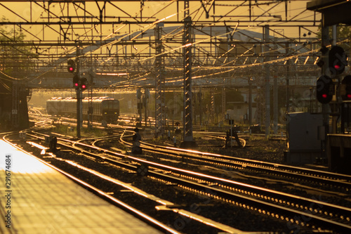 陽光に照らされた電車と鉄道風景