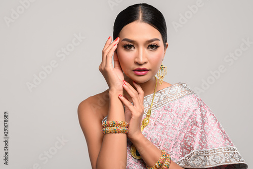 Women wearing Thai clothes symbolize hands touching the head.