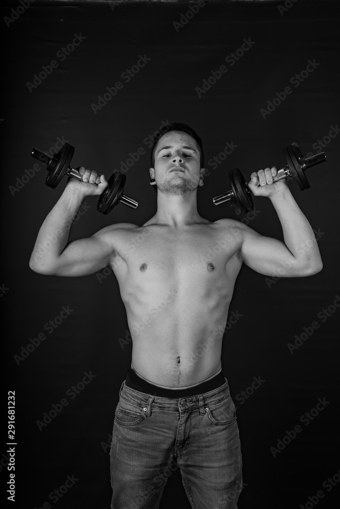 Chico fitness gimnasio training pesas fondo negro Chico fitness gimnasio training pesas fondo negro