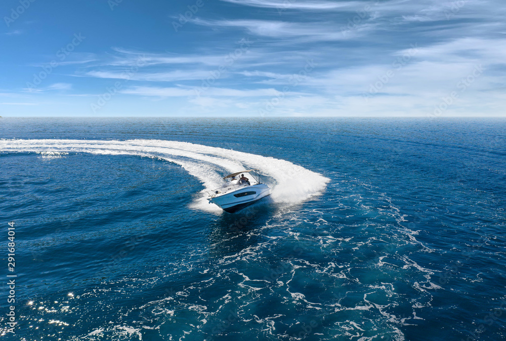 Speedboot in de Middellandse Zee, luchtfoto #291684014 - Aluminium