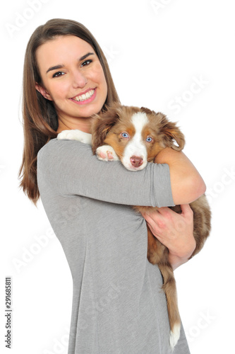 Frau mit Hunde Welpe kuschelt 